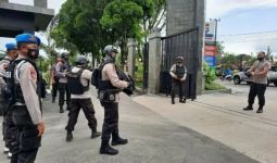 Anggota Brimob Pakai Rompi Antipeluru dan Bersenjata Sontak Siaga di Pintu Masuk Polda - JPNN.com