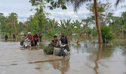 Prajurit TNI Bantu Warga Terdampak Banjir di Kampung Arso Papua - JPNN.com