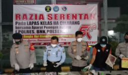 Petugas Gabungan Razia Kamar Napi Lapas Cikarang, Lihat Nih Hasilnya, Ya Ampun - JPNN.com