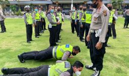 Rambut Kurang Rapi, SIM Kedaluwarsa, 3 Polisi Dapat Siksa - JPNN.com