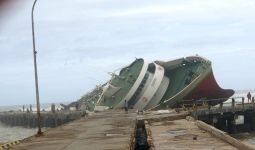 Dihantam Gelombang dan Badai Siklon Tropis Seroja, Sejumlah Kapal Rusak dan Karam - JPNN.com