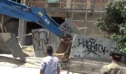 Langgar IMB, Bangunan 4 Lantai di Jaktim Dibongkar Satpol PP - JPNN.com