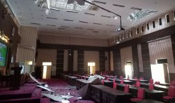 Selain Rumah Sakit, Atap Gedung DPRD Blitar Juga Runtuh Akibat Gempa Malang - JPNN.com