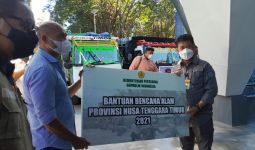 Mentan Syahrul Beri Bantuan kepada Warga Terdampak Bencana Akibat Badai Seroja di NTT - JPNN.com