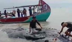Pulang dari Melaut, Nelayan Menemukan Ada yang Terdampar, Butuh Alat Berat - JPNN.com
