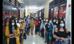 Wanita-wanita Ini Berpakaian Seksi, Rambut Terurai - JPNN.com