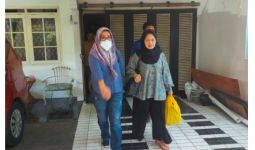 Emak-Emak jadi Buronan, Tak Berdaya saat Dijemput Jaksa - JPNN.com
