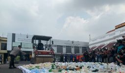 Hari Pertama Puasa, Polrestabes Surabaya Gilas 4 Ribu Botol Miras - JPNN.com