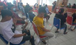 Belasan Pasangan Bukan Muhrim Ngamar di Siang Bolong, Tiba-Tiba Digedor Satpol PP, Ya Ampun - JPNN.com