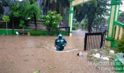 Kota Bekasi Dilanda Banjir, Hujan Es, dan Pohon Tumbang - JPNN.com