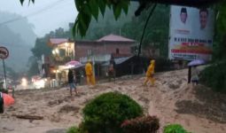 Diterjang Banjir Bandang, Jalan Kerinci - Bangko Tertimbun Lumpur dan Batu - JPNN.com
