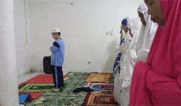 Allahu Akbar, Bocah 8 Tahun di Bogor jadi Imam Tarawih - JPNN.com