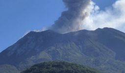 Gunung Api Ili Lewotolok Erupsi, Ada Dentuman yang Sangat Kuat - JPNN.com