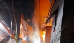 Sebuah Rumah di Tambora Terbakar, 20 Unit Branwir Dikerahkan - JPNN.com