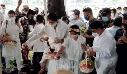 Berbusana Putih, Dian Sastrowardoyo Hadiri Pemakaman Ayah Mertuanya - JPNN.com