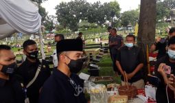 Dian Sastro Diam Seribu Bahasa di Pemakaman Ayah Mertua, Iwet Ramadhan: Mohon Didoakan - JPNN.com