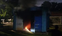 Gardu Besar PLN di Komplek Denjaka Meledak dan Terbakar - JPNN.com