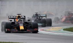 Grand Prix Emilia Romagna: Lihat Tuh Verstappen dan Hamilton Bersenggolan - JPNN.com