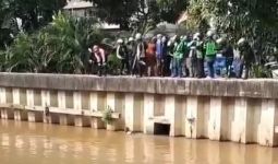 Pria Diduga Debt Collector Ceburkan Diri ke Sungai Ciliwung Ternyata Korban, Ya Ampun - JPNN.com