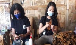 Dewi Mulyasari Mengubah Limbah Daun Tembakau Jadi Produk Ekraf, Bernilai Hingga Jutaan Rupiah - JPNN.com