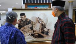 Pak Ganjar tak Menyangka Dapat Hadiah Lukisan Dokumenter dari Djoko Susilo - JPNN.com