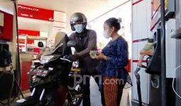 Istimewa! Sepuluh Petugas SPBU di Surabaya Pakai Kebaya - JPNN.com