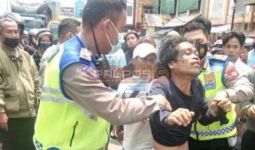 Lihat, Muhammad Riyadi Sudah Ditangkap, Kondisi Babak Belur Diamuk Massa - JPNN.com