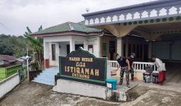 Personel Satgas Yonif 642 Bersama Warga Bersihkan Masjid - JPNN.com