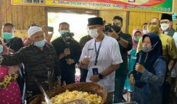 Sandiaga Uno Minta Dibelikan Sanjai Bukittinggi Untuk Prabowo dan Jokowi - JPNN.com