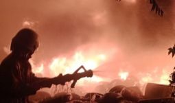 Sebuah Rumah di Palmerah Ludes Terbakar, 19 Unit Branwir Dikerahkan - JPNN.com