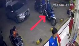 Sepeda Motor Mbak Yuni Digasak Maling, Tuh Pelakunya Terekam CCTV - JPNN.com
