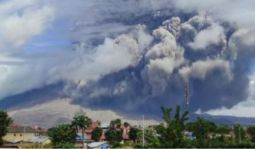 Sinabung Sempat Bergejolak, Meluncurkan Awan Panas, Level Siaga - JPNN.com