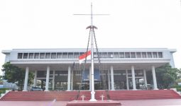 53 Prajurit KRI Nanggala Gugur, TNI AL Kibarkan Bendera Setengah Tiang - JPNN.com
