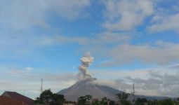 Hari Ini Sinabung 2 Kali Erupsi, Semburkan Abu Vulkanik Setinggi 1.000 Meter - JPNN.com