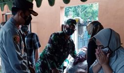 Bupati Menyambangi Rumah Keluarga Korban KRI Nanggala 402, Disambut Tangis Histeris - JPNN.com