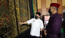 Kunjungi Pameran di JIC, Ketua DPD RI Kagumi Artefak Peninggalan Rasulullah SAW - JPNN.com