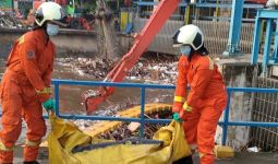 Petugas Pintu Air Manggarai Menemukan Mayat, Langsung Gerak Cepat - JPNN.com