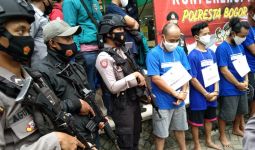 4 Pemuda Dikawal Polisi Bersenjata, Siapa Mereka? - JPNN.com