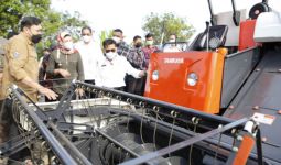 Tindak Lanjut Kunjungan Kerja Jokowi, Mentan Serahkan Bantuan Alsintan di Indramayu - JPNN.com