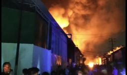 Kebakaran Hanguskan Sebuah Pabrik di Kalideres, Apinya Besar Banget - JPNN.com