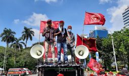Hari Buruh: 30 Mahasiswa di Patung Kuda Bentrok dengan Polisi - JPNN.com