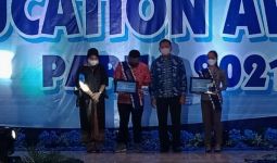 Dua Guru Korban KKB Mendapatkan Penghargaan Education Award 2021 - JPNN.com