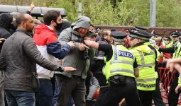 Kerusuhan di Old Trafford, Polisi Terluka, Poin MU Terancam Dikurangi - JPNN.com