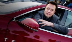 Komentar Pedas Bos Tesla Soal Produsen Smartphone Pengin Bikin Mobil Listrik - JPNN.com