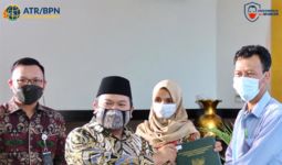 Serahkan Sertifikat Tanah, Wakil Ketua Komisi II DPR Ajak Masyarakat Manfaatkan PTSL - JPNN.com