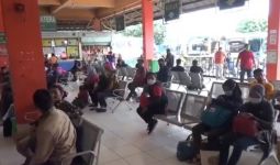H-2 Larangan Mudik, Terminal Kampung Rambutan Mulai Sepi - JPNN.com