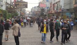 Warga Padati Jalan Dalem Kaum Bandung, di Mana Petugas Keamanan? - JPNN.com