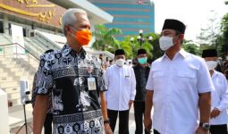 Pak Ganjar Beri 2.000 Bantuan untuk Warga Kota Semarang - JPNN.com