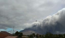 Lihat, Gunung Sinabung Erupsi Luncurkan Awan Panas - JPNN.com