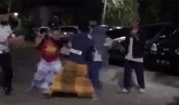 2 Pria Bersarung Bertarung di Pelataran Masjid, Perempuan Berjilbab Datang - JPNN.com